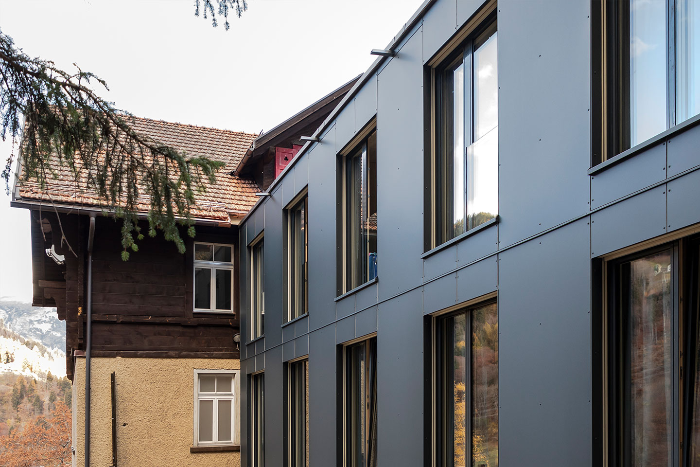 Inauguration d'un « Bachelor Village » sur le campus de l'EHL Passugg, dans le canton des Grisons en Suisse.