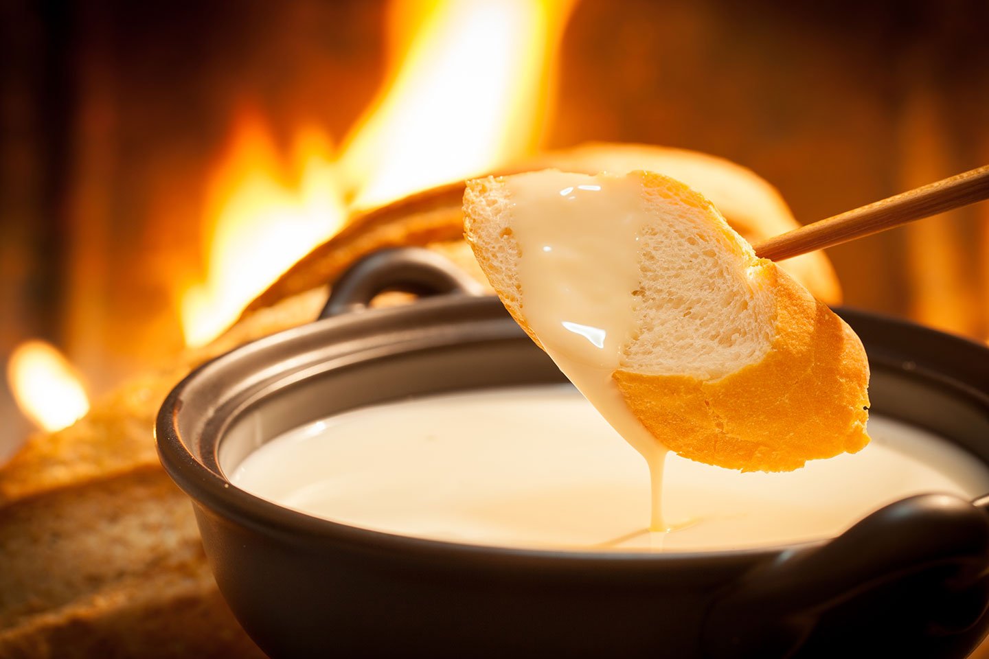 La fondue est un plat typiquement Suisse à base de fromage. Découvrez en la recette originale.